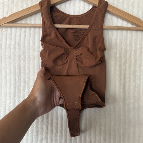 SKIMS Seamless Sculpt Scoop Neck Thong Body Suit Size XS Jasper Brown NWOT $70 - Picture 4 of 7